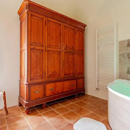 Antica Roccia A Con Idromassaggio Holiday home Calascio