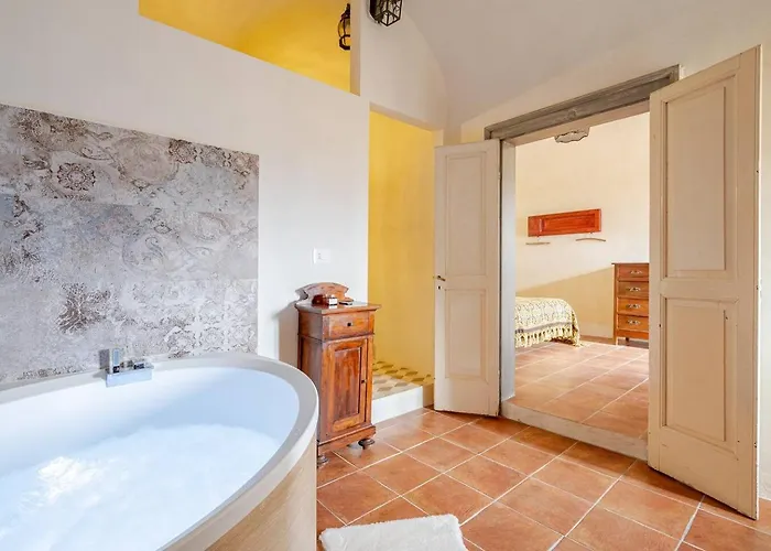 Antica Roccia A Con Idromassaggio Hébergement de vacances *